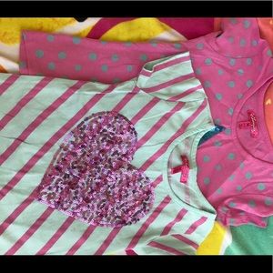 2 Girls short sleeved tops